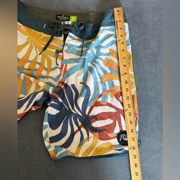 Quicksilver Mens Board Shorts SZ 32 High Line 4 Way Stretch Water Resistant - Picture 10 of 10
